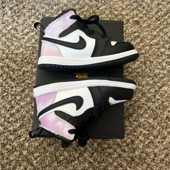 Jordan 1s size 7c girls - Picture 2 of 5